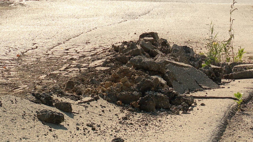 В Ленинском районе уже пять месяцев не ремонтируют провалившуюся дорогу