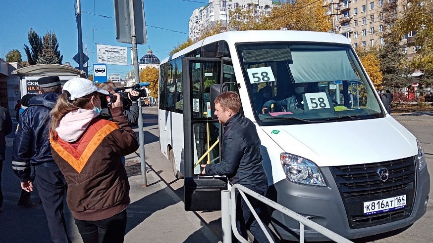 Водители саратовских автобусов надевают маски только при проверяющих