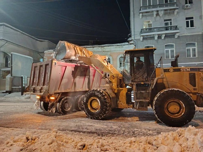 Для вывоза снега из Саратова задействовали дополнительную спецтехнику