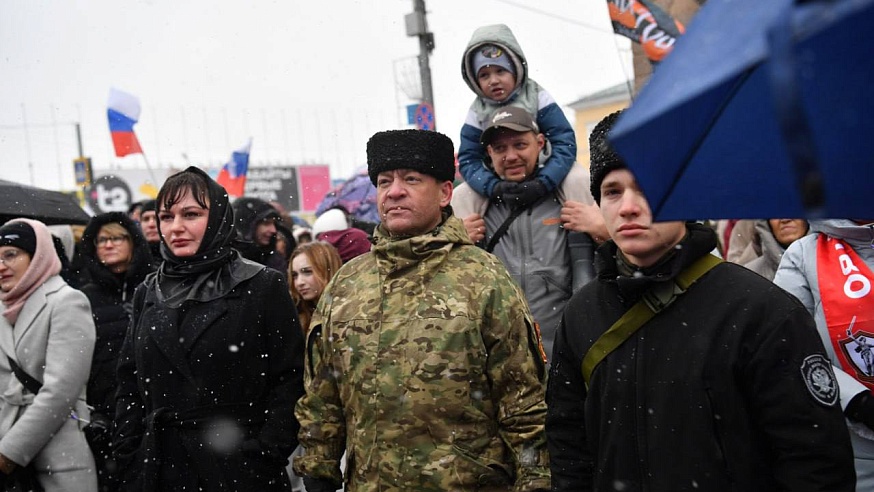 В центре Саратова развернули 60-метровый флаг