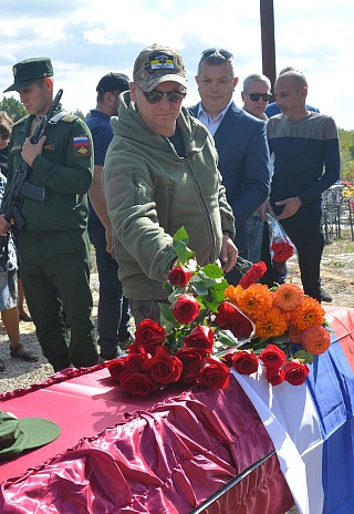 Под Саратовом погибшего в СВО Сергея Макаричева похоронили под оружейные залпы и сигналы машин