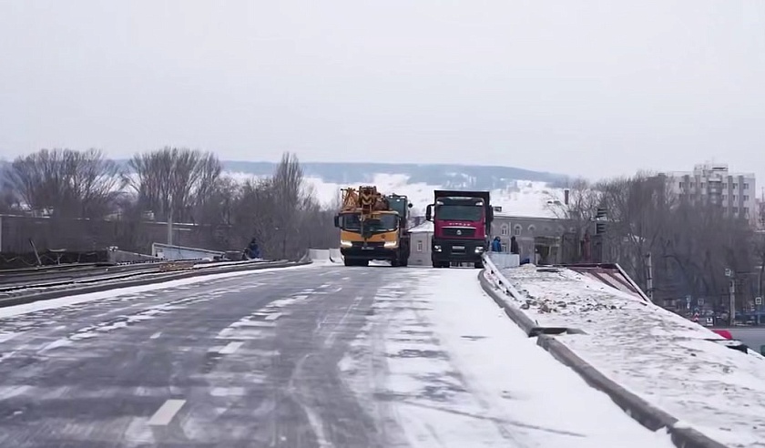 Новый путепровод на Стрелке прошел испытание грузовиками