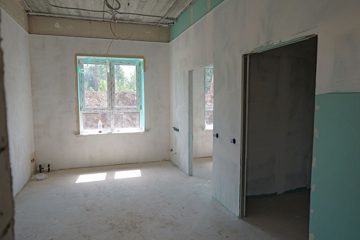 Более 50% строительных работ завершено в новой детской поликлинике в микрорайоне Звезда