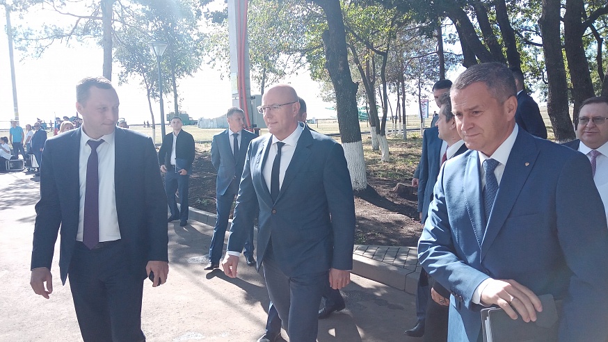 Вице-премьер и полпред президента осмотрели Гагаринский аэроклуб