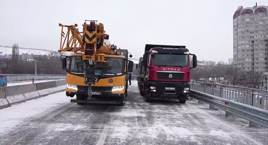 Новый путепровод на Стрелке прошел испытание грузовиками