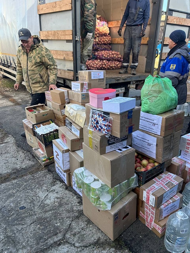 Саратовские волонтеры передали на фронт мотоциклы, продукты питания и строительные материалы