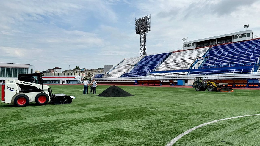 На стадионе "Локомотив" приступили к обновлению футбольного поля