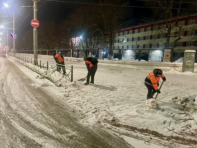 В Саратове продолжаются мероприятия по уборке города от снега и наледи 