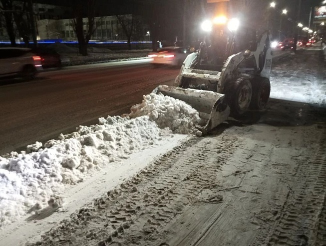 В Саратове продолжаются мероприятия по уборке города от снега и наледи 