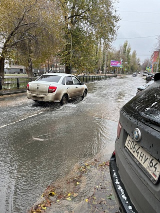 Жители Саратова жалуются на бегущие по улице Рахова осенние ручьи