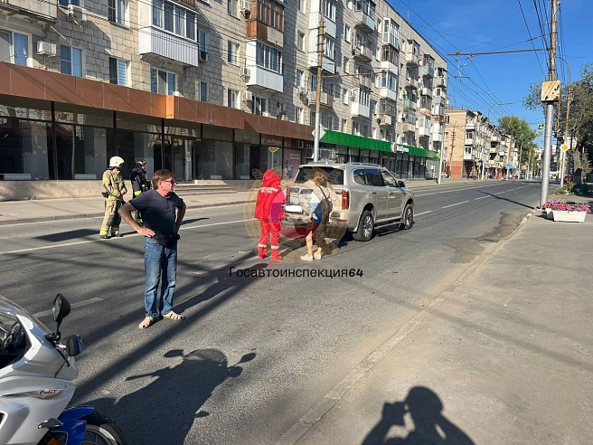 В Саратове подростки на мотоцикле, уходя от полицейской погони, въехали на Волжскую