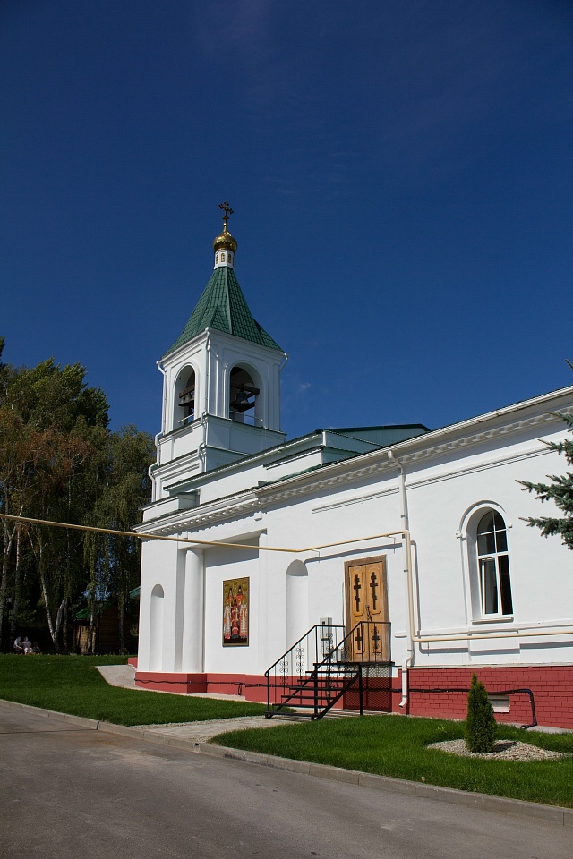 Стену саратовского храма украсила икона живших в нем святых