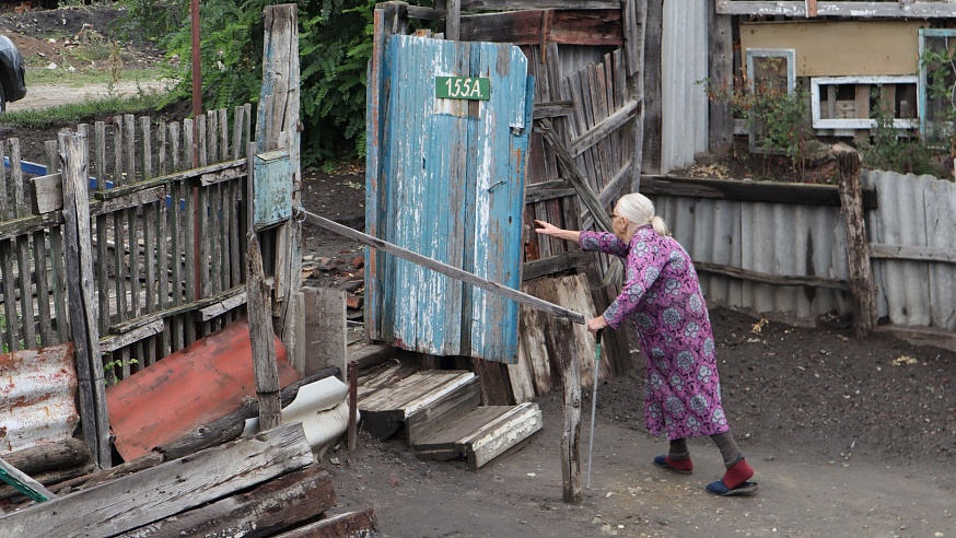 В Саратовской области 91-летняя труженица тыла роет траншеи во избежание подтопления дома