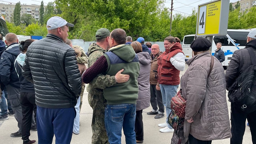 После отпуска из Саратова в зону СВО отправили группу бойцов