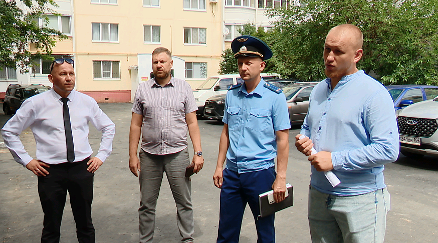 Жители саратовской многоэтажки третью неделю задыхаются из-за засора в канализации