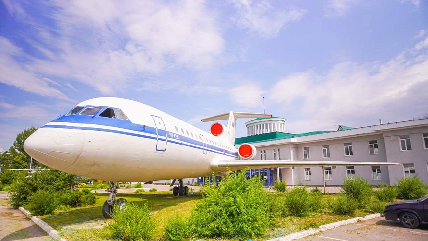 Самолет около старого аэропорта станет музеем
