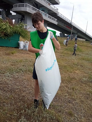 В Балакове волонтеры убрали мусор с берегов судоходного канала 