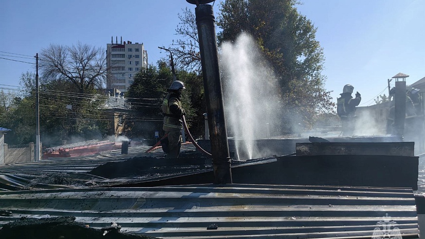 В Октябрьском районе горят два гаража