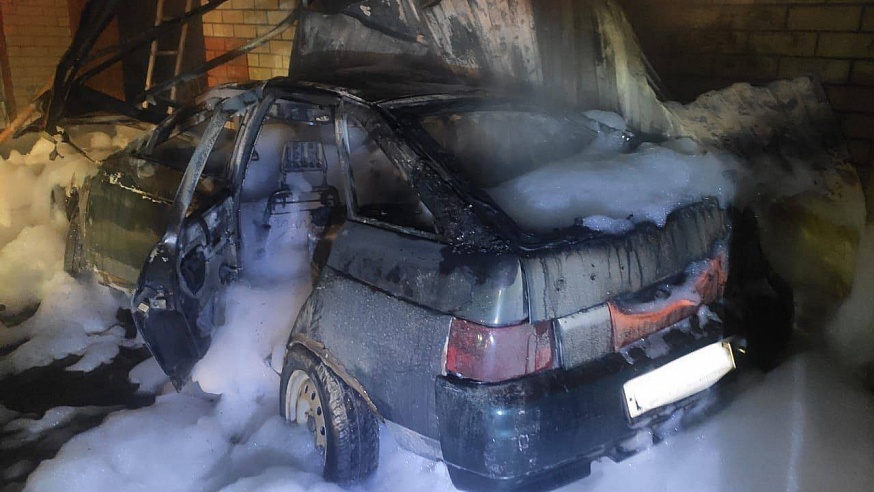 Три человека сгорели в машине под Саратовом