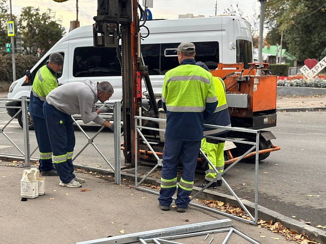 В Саратове установили новые пешеходные ограждения