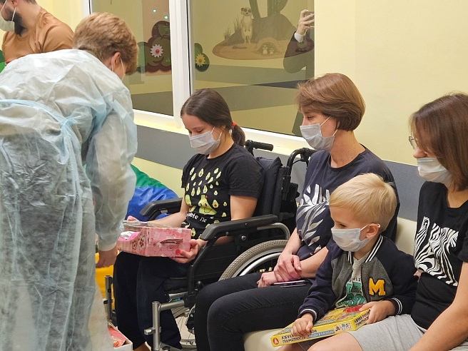 В саратовскую областную детскую больницу доставили "Коробку храбрости"