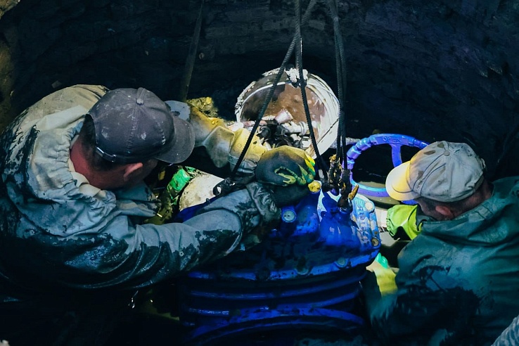 Работы на магистральном водоводе по улице Рахова в Саратове продолжаются