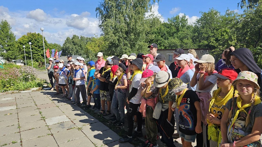 "Зарядку со стражем порядка" провели в детском лагере "Дружба"