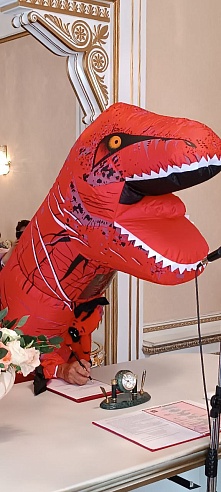 В Саратове пара поженилась в костюмах динозавров