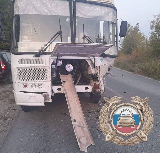 В ДТП с автобусом под Саратовом пострадали женщина и ребенок