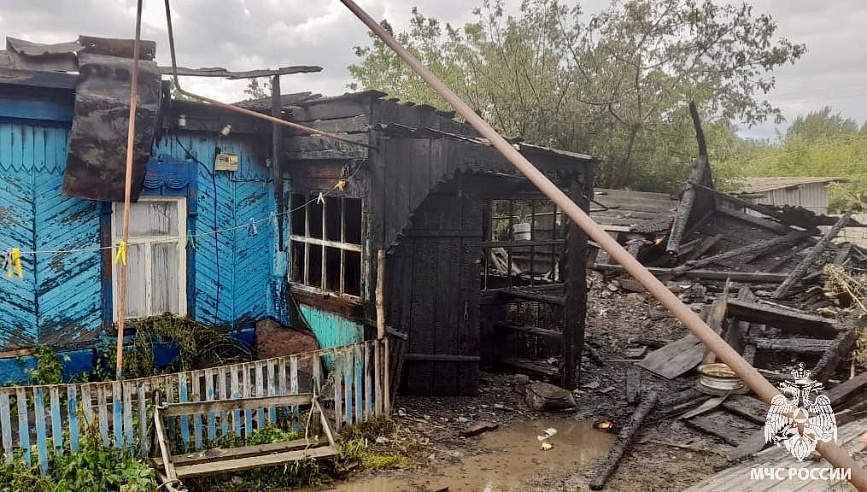 В Калининске из-за детской шалости сгорели частный дом и сарай
