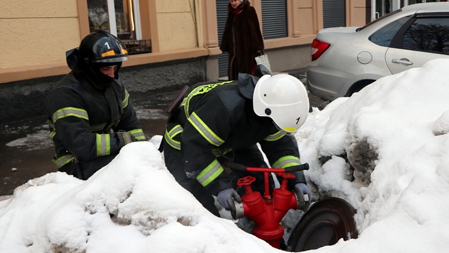 В Саратове пожарные ищут и откапывают гидранты