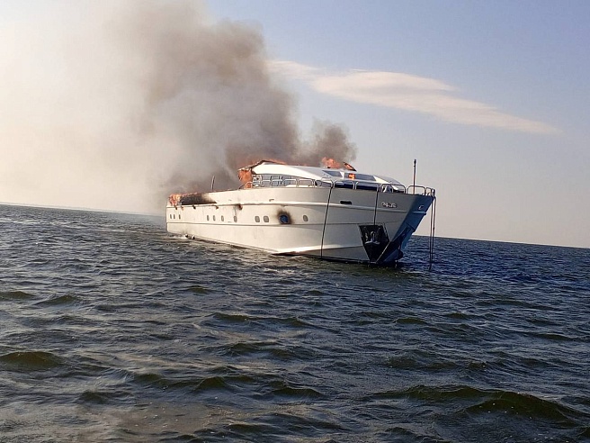 На Волге под Саратовом загорелась яхта "Мечта"