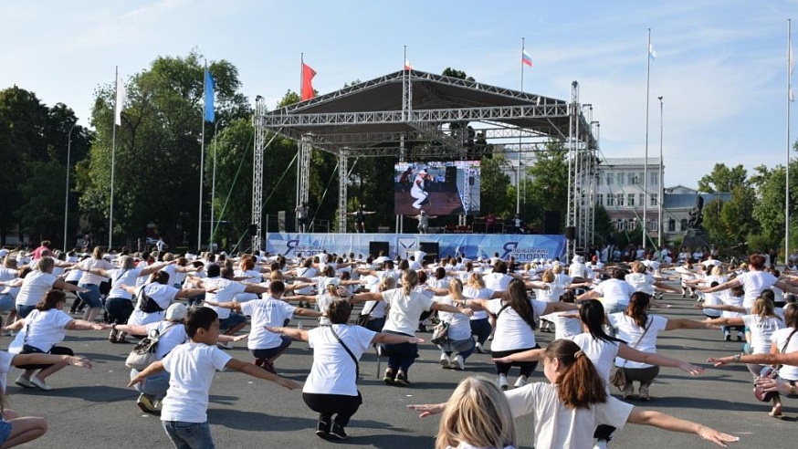 На Театральной площади Саратова состоялся последний в этом году "Физкульт-субботник"