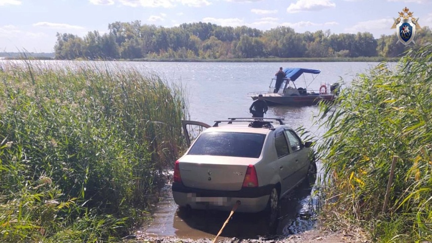 В Волге под Саратовом обнаружили затопленный автомобиль, а неподалеку тело мужчины