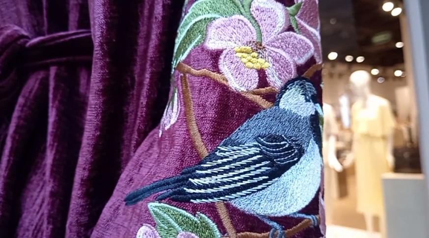 В Саратове коллекцию старинных платьев выставили в торговом центре    