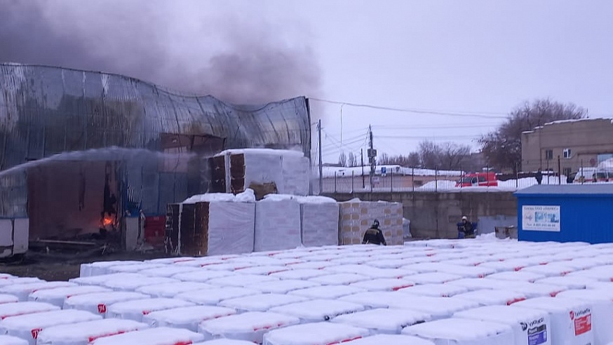 В Саратове полсотни пожарных тушили склад со стройматериалами