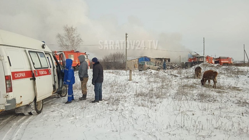 В саратовской деревне сгорело два частных дома: пострадал мужчина