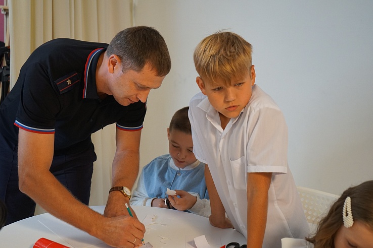 Вячеслав Максюта провел мастер-класс для школьников по изготовлению световозвращающих брелоков 
