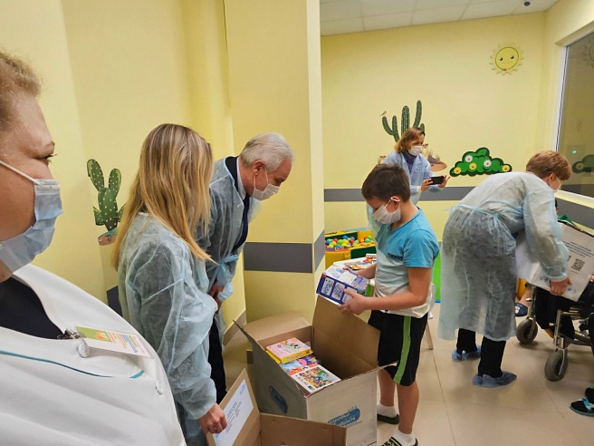 В саратовскую областную детскую больницу доставили "Коробку храбрости"