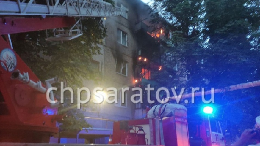 Пожар в пятиэтажке в Энгельсе: пострадала женщина, сотня жильцов эвакуировались
