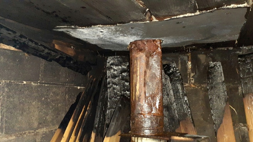 Пожарные тушили в квартире потолок