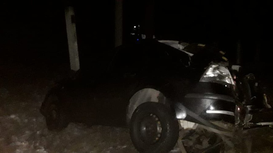 В Саратовской области водитель на "Форде" слетел с дороги и врезался в столб