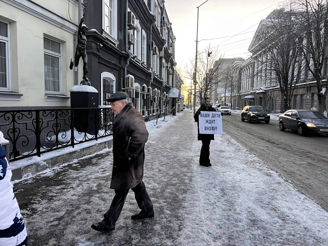 Саратовцы перед судом вышли в защиту строительства школы в Молодежном