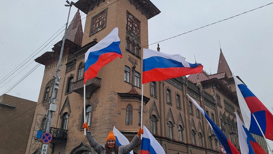 В центре Саратова развернули 60-метровый флаг