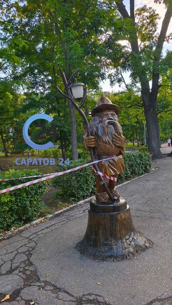 После гибели ребенка в Горпарке Саратова обнесли лентой все деревянные фигуры