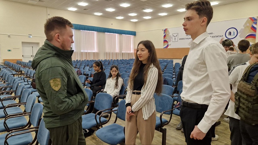 Александр Янклович показал школьникам современное оружие и рассказал о героях