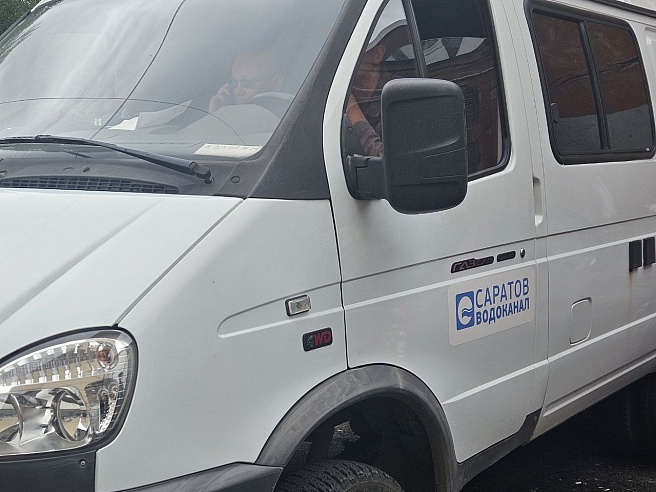 Саратовские коммунальщики две недели выясняли, чья труба прохудилась в Ленинском районе