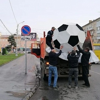 В Саратове появился гигантский футбольный мяч