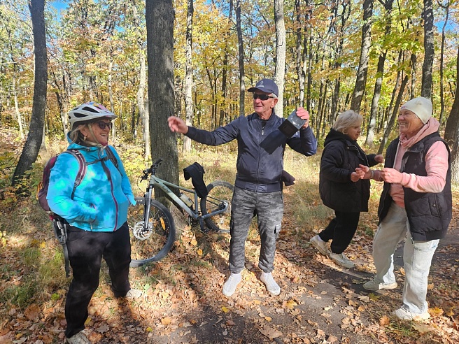 Саратовские пенсионеры катаются на велосипеде и стоят на голове