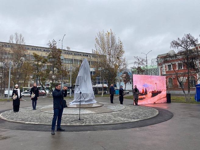 В сквере у Театральной площади открыли памятник Боголюбову